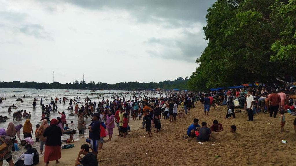 Siswa SMP Terseret Ombak Saat Berenang di Pantai Carita Pandeglang
