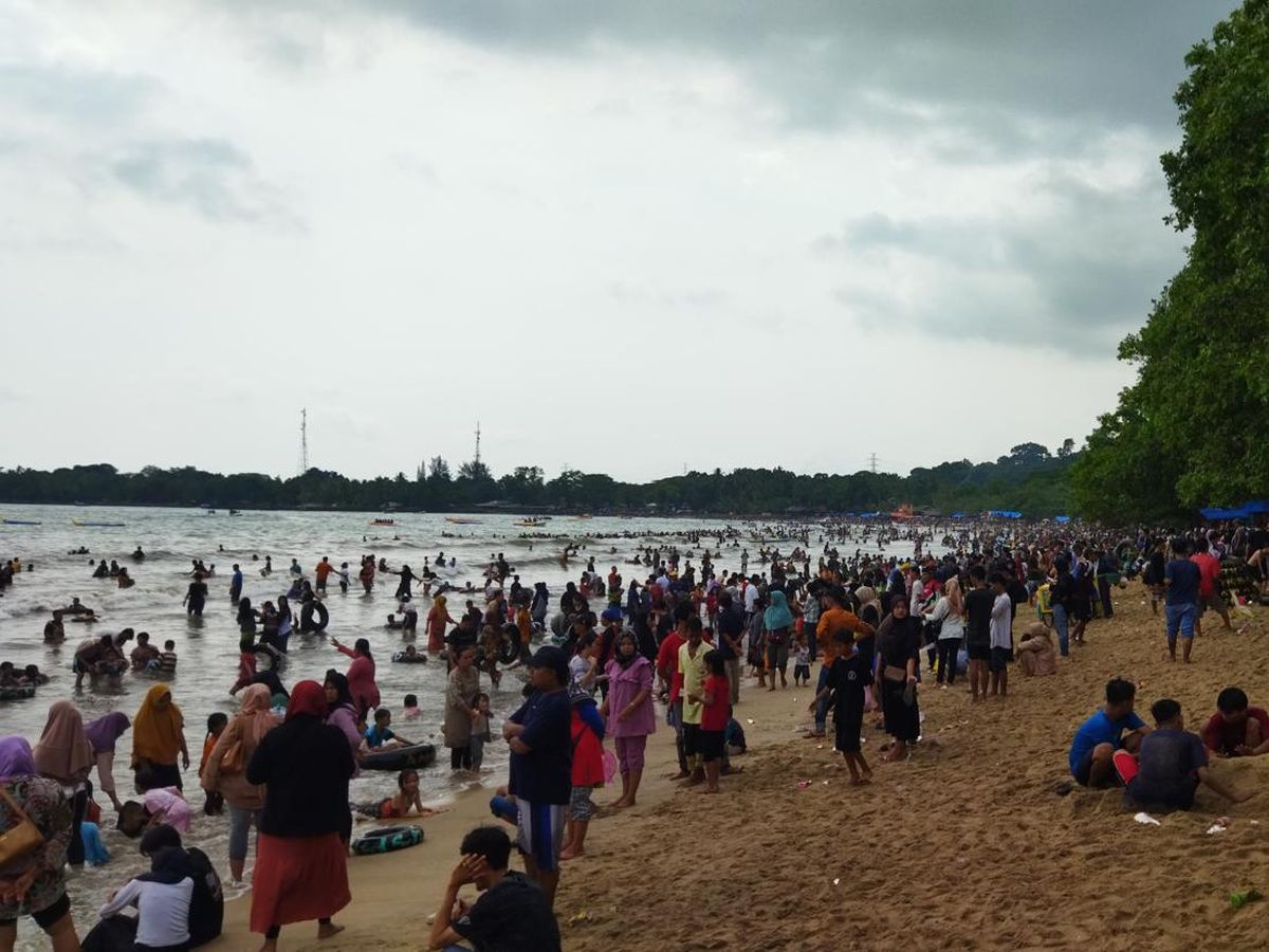 3 Hari Terakhir Wisatawan yang ke Pantai Carita 3.000 Orang Per Hari