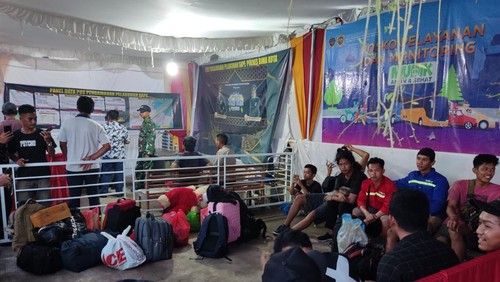 Para ABK yang selamat dari musibah tenggelamnya kapal motor saat berada di Mapolres Bima.