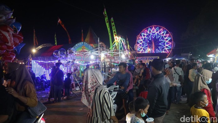 Pasar malam menyambut tradisi Bulusan di Jekulo, Kudus, Sabtu (7/5/2022).