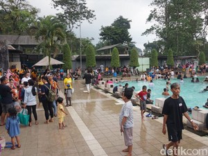 Laris Manis, Pemandian Air Panas Mojokerto Ramai Wisatawan