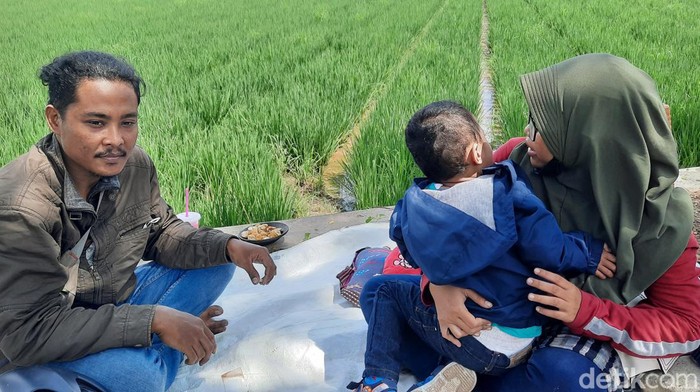 Pemudik menggunakan sepeda motor tengah beristirahat di jalur arteri Karawang Timur.