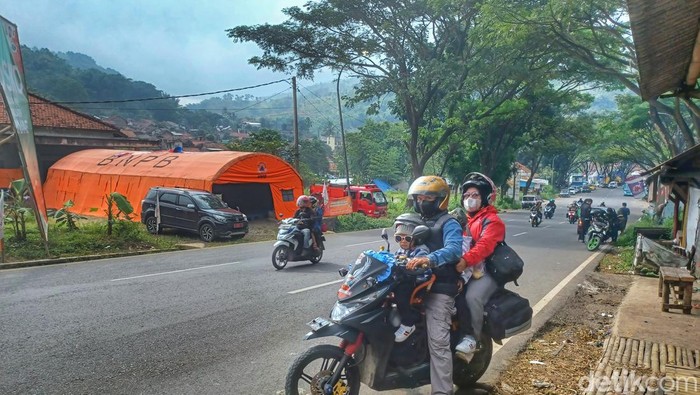 Pemudik motor Cipatujah-Nagreg bonceng istri dan 2 anak.