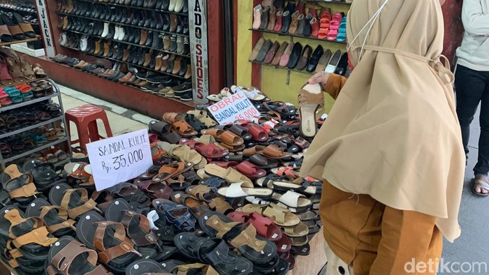 Pengunjung tengah melihat-lihat produk sepatu di Cibaduyut