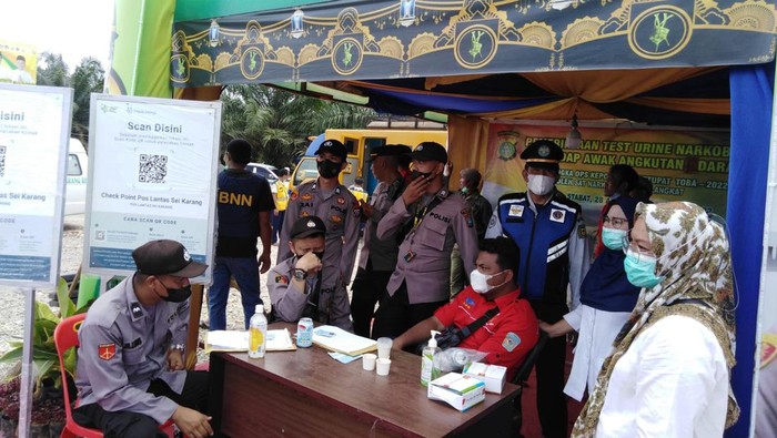 Personel dari Polres Langkat saat melakukan tes urine sopir angkutan