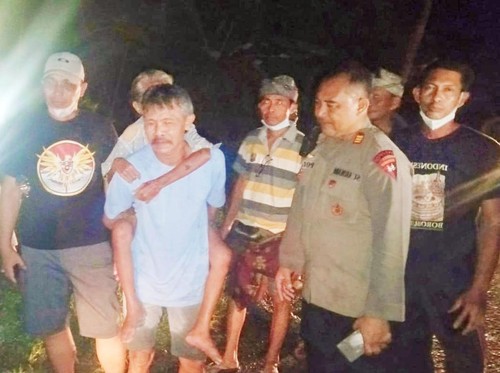Petugas dan warga saat mengevakuasi korban usai ditemukan di kebun dengan kondisi lemas, Sabtu malam (7/5/2022)