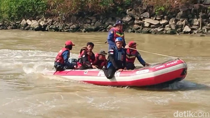 Petugas gabungan dari BPBD Subang dan Damkar Subang saat melakukan pencarian korban menceburkan diri di Sungai Tarum Timur, Kampung Timbangrawa Utara, Desa Pasirmuncang, Kecamatan Cikaum, Kabupaten Subang, Rabu (4/5/2022) kemarin.