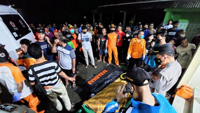 Petugas mengevakuasi korban ke RSUD dr Tjitrowardojo, Purworejo, Sabtu (7/5/2022).
