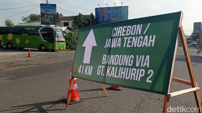 Polisi menerapkan rekayasa lalin one way arus balik Tol Cikampek. Salah satunya penutupan sejumlah pintu tol.