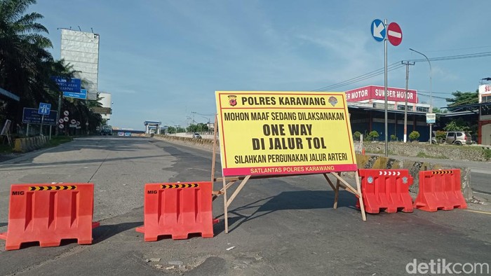 Polisi menerapkan rekayasa lalin one way arus balik Tol Cikampek. Salah satunya penutupan sejumlah pintu tol.