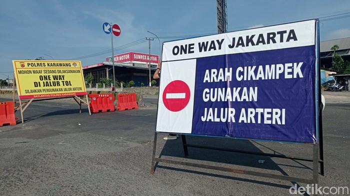 Polisi menerapkan rekayasa lalin one way arus balik Tol Cikampek. Salah satunya penutupan sejumlah pintu tol.