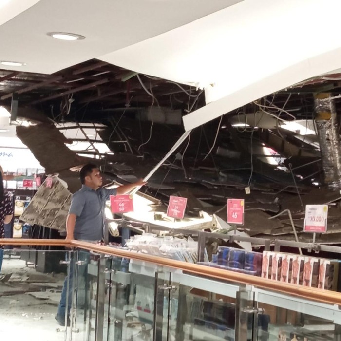 Plafon di Delta Plaza Surabaya ambrol