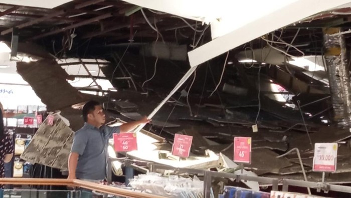 Plafon di Delta Plaza Surabaya ambrol