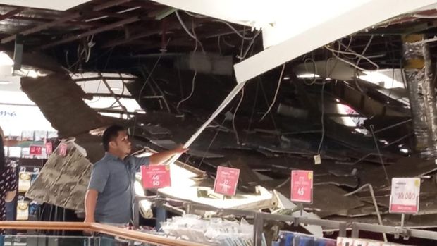 Plafon di Delta Plaza Surabaya ambrol