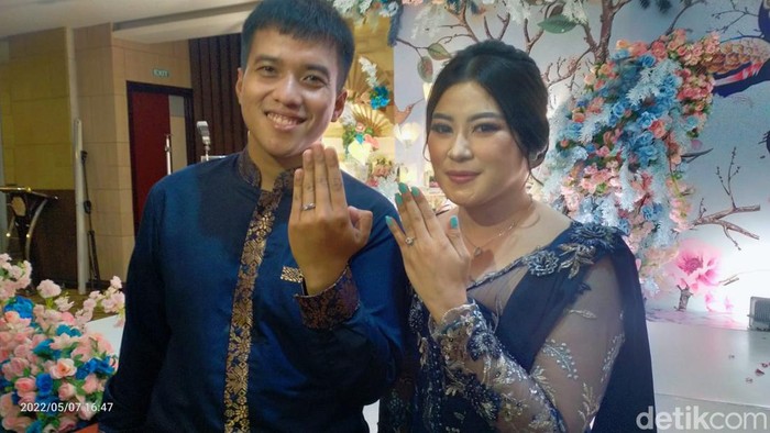 Polisi pemasang baliho ajak nikah, Tommy, dan kekasihnya Maya usai acara lamaran di Klaten, Sabtu (7/5/2022).