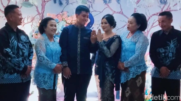 Polisi pemasang baliho ajak nikah, Tommy, dan kekasihnya Maya usai acara lamaran di Klaten, Sabtu (7/5/2022).