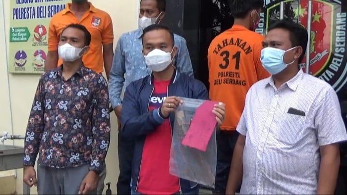 Polisi saat merilis pelaku pembunuhan di Mapolresta Deli Serdang.