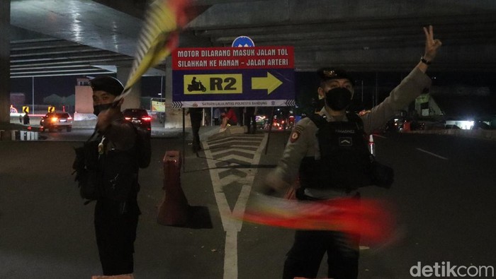 Mengantisipasi pemudik yang menaiki sepeda motor nyasar GT Cileunyi, Polresta Bandung menambah rambu-rambu lalu lintas disekitar Simpang Susun Cileunyi.