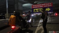 Pantauan detikJabar, Sabtu (7/5/2022) malam rambu-rambu petunjuk arah agar pemudik yang menaiki sepeda motor mengambil lajur kanan dan lurus ke arah Cibiru. Rambu-rambu petunjuk tersebut lebih besar daripada sebelumnya.