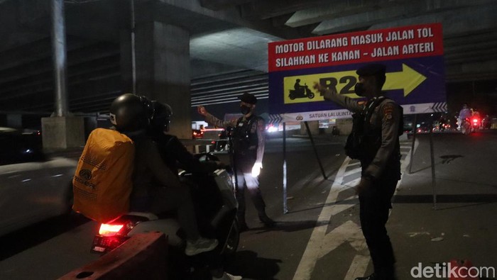 Mengantisipasi pemudik yang menaiki sepeda motor nyasar GT Cileunyi, Polresta Bandung menambah rambu-rambu lalu lintas disekitar Simpang Susun Cileunyi.