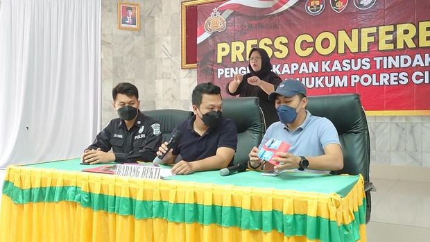 Polisi turun tangan usai pengunjung pantai di kawasan Mercusuar Anyer, mengeluhkan harga tiket masuk yang mahal dari kelompok karang taruna setempat.