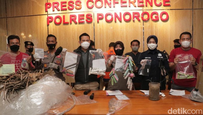 Polres Ponorogo memamerkan barang bukti yang disita dari 2 tersangka pembuat balon udara