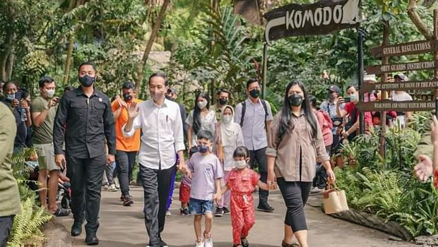 Presiden Jokowi saat membawa anak dan cucunya berlibur di kebun binatang yang ada di Bali.