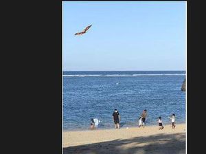 Jokowi Main Bola-Layangan Bareng Cucu di Pantai Nusa Dua Bali