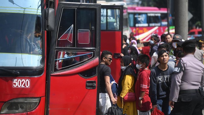 PUNCAK ARUS BALIK TERMINAL KAMPUNG RAMBUTAN Pemudik membawa barang setibanya di Terminal Kampung Rambutan, Jakarta, Sabtu (7/5/2022). Puncak arus balik Lebaran di Terminal Kampung Rambutan diprediksi terjadi pada Sabtu (7/5) dan Minggu (8/5). ANTARA FOTO/Akbar Nugroho Gumay/nym.