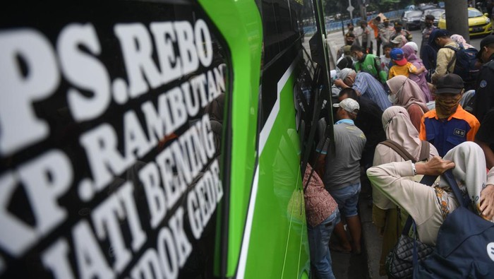 PUNCAK ARUS BALIK TERMINAL KAMPUNG RAMBUTAN Pemudik membawa barang setibanya di Terminal Kampung Rambutan, Jakarta, Sabtu (7/5/2022). Puncak arus balik Lebaran di Terminal Kampung Rambutan diprediksi terjadi pada Sabtu (7/5) dan Minggu (8/5). ANTARA FOTO/Akbar Nugroho Gumay/nym.