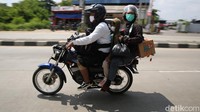 Dalam perjalanan pulang tidak lupa para pemudik membawa oleh-oleh makanan khas daerahnya masing-masing untuk dikonsumsi secara pribadi maupun diberikan kepada para tetangga di rumah.