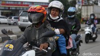 Kemacetan terjadi di Jalur Pantura Bekasi arah Karawang. Kemacetan terjadi akibat penutupan tol arah Cikampek.