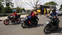 Kemacetan terjadi pada ruas jalan yang menuju Karawang. Sementara, lalu lintas di ruas jalan dari Karawang mengarah ke Bekasi terpantau lancar.  