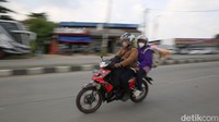Sebelumnya, GT Bekasi Barat arah Cikampek ditutup. Kendaraan yang hendak melintas dialihkan ke jalur arteri di Jl Jenderal Ahmad Yani, Bekasi.  