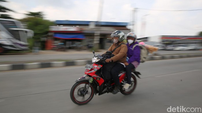 Ramai Arus Balik Pemudik Motor di Karawang Pemudik motor mulai ramai melintasi jalan lingkar Tanjungpura, Karawang, siang ini. BErikut foto-foto terkininya!