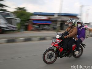 Menerobos Angin dan Debu Demi Ibu