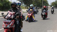 Pemudik motor melintasi jalan lingkar Tanjungpura, Karawang, Jawa Barat, Sabtu (7/5/2022).