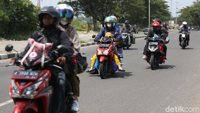 Ramai Arus Balik Pemudik Motor di Karawang Pemudik motor mulai ramai melintasi jalan lingkar Tanjungpura, Karawang, siang ini. BErikut foto-foto terkininya!