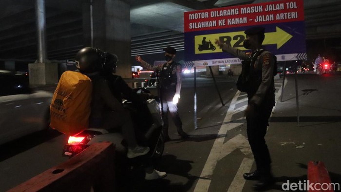 Rambu-rambu peringatan bagi pemotor di Gerbang Tol Cileunyi.