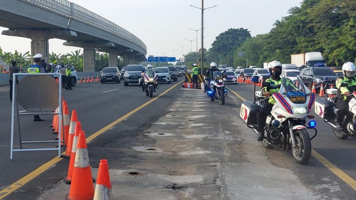 Rekayasa lalu lintas di sejumlah ruas jalan dampak dari one way arah tol Jakarta-Cikampek