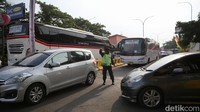 Kendaraan di dalam rest area juga terlihat cukup padat.