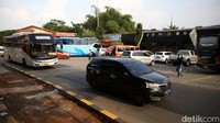 Sejumlah kantung parkir penuh oleh kendaraan para pemudik arus balik.