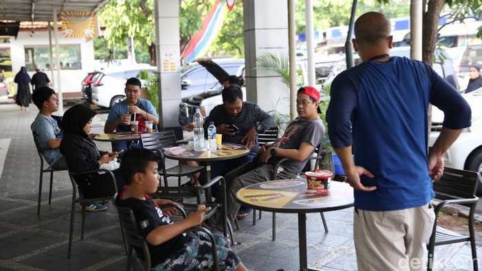 Rest Area KM 62 B Ramai Pemudik Rest Area KM 62 B Tol Jakarta Cikampek, Karawang, Jawa Barat, menjadi pilihan pemudik arus balik. Suasana di kawasan tersebut kini ramai.