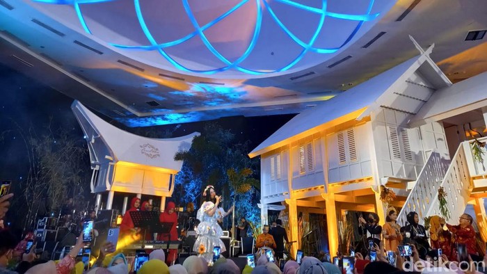 Rumah adat yang dipajang di resepsi pernkahan putri Danny Rumah adat yang dipajang di resepsi pernkahan putri Danny