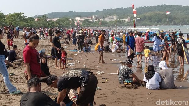 Sampah yang menumpuk di bibir pantai Pangandaran
