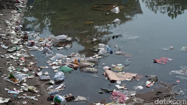 Sampah yang menumpuk di bibir pantai Pangandaran