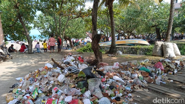 Sampah yang menumpuk di bibir pantai Pangandaran