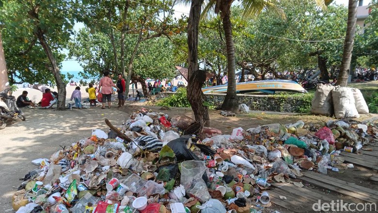 Sampah yang menumpuk di bibir pantai Pangandaran Sampah yang menumpuk di bibir pantai Pangandaran