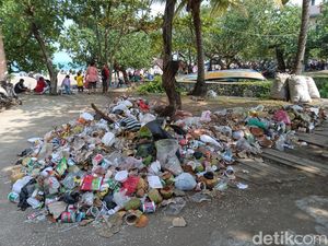 Snapshot: Jorok! Sampah Menggunung di Tepi Pantai Pangandaran