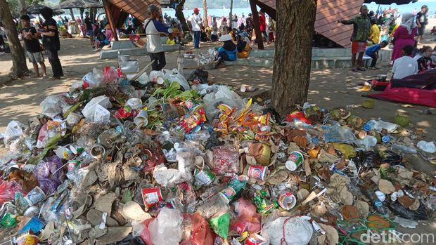 Sampah yang menumpuk di bibir pantai Pangandaran